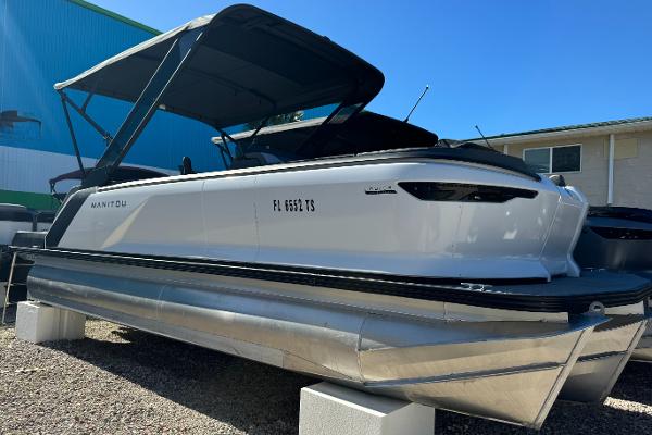 Manitou 22' Cruise Max Switchback 2024 Manitou 22' Cruise Max Switchback pontoon boat with canopy, displayed outdoors.