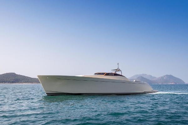 Mulder FM 75 Luxury Mulder FM 75 yacht cruising on open sea, 2009 model, with scenic mountain backdrop.