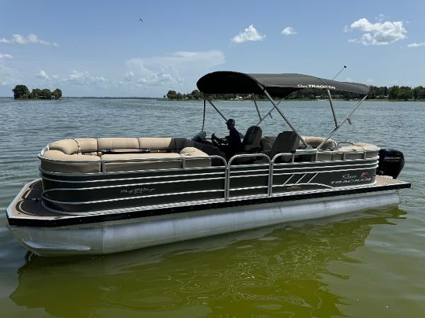2024 Sun Tracker Party Barge 24 DLX