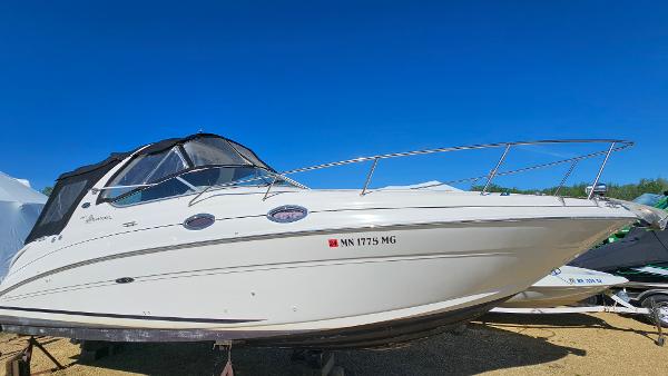 Sea Ray 280 Sundancer 2003 Sea Ray 280 Sundancer boat on land under clear blue sky.