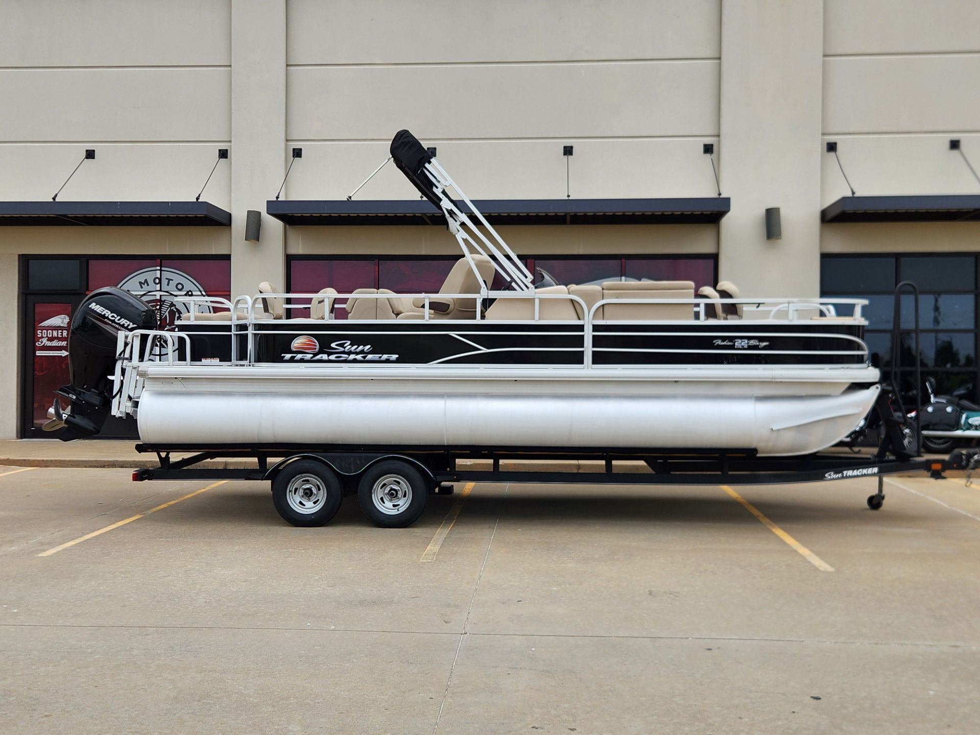 Sun Tracker Fishin' Barge 22 DLX
