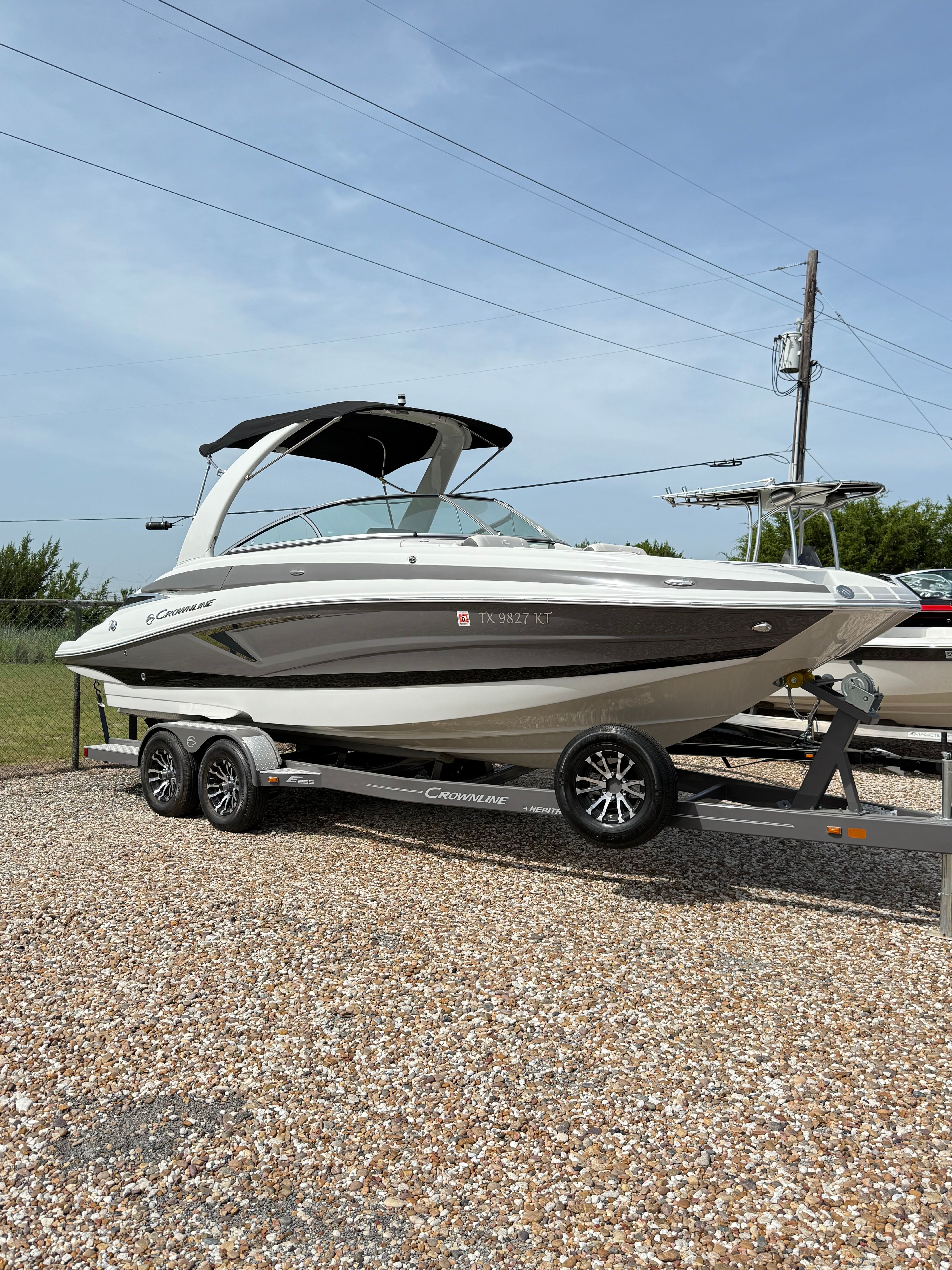 2022 Crownline E255
