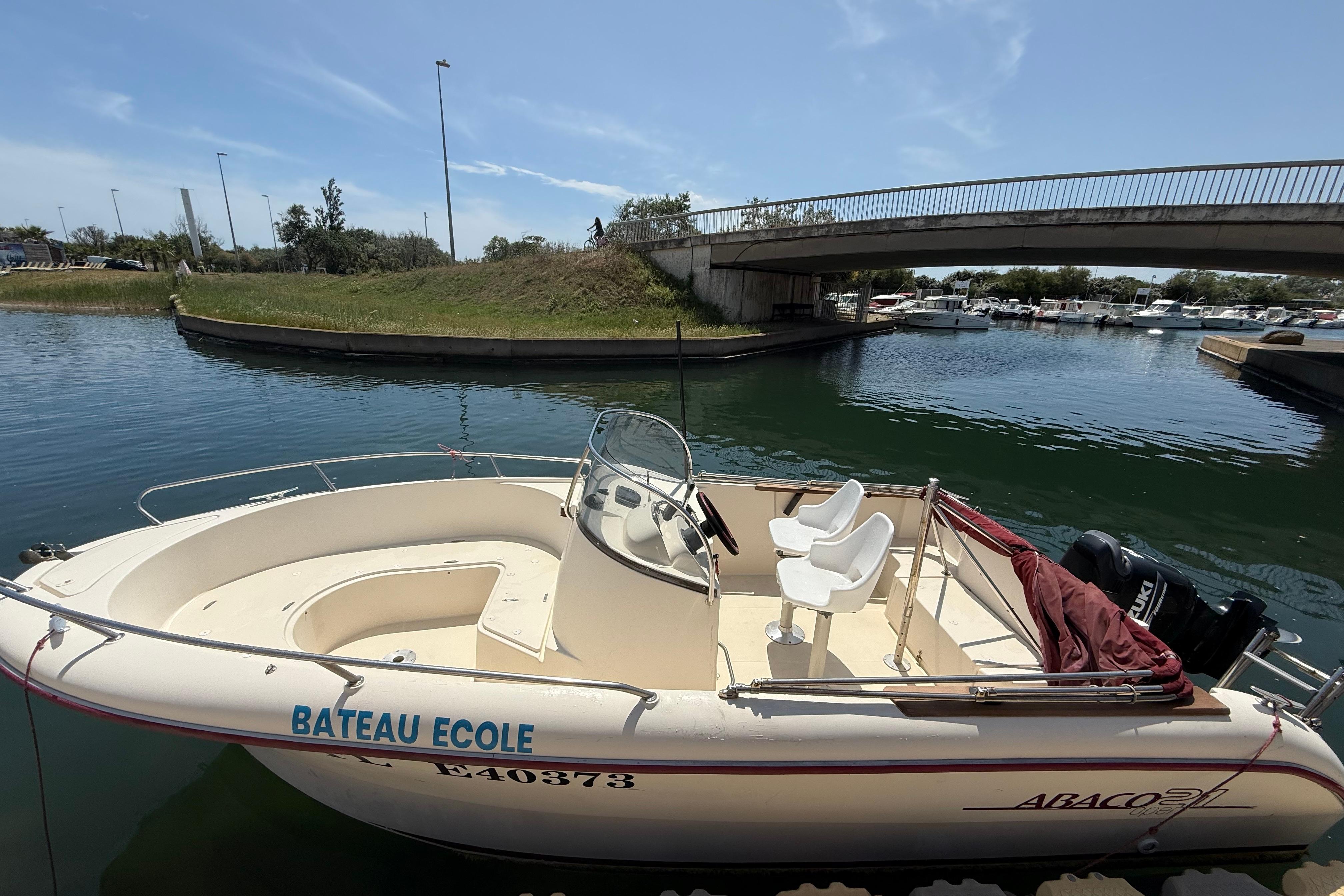 Abaco 21 Open 2010 Abaco 21 Open boat docked near a bridge, labeled "Bateau Ecole."