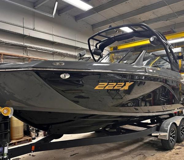 Yamaha Boats 222XD 2025 Yamaha Boats 222XD in a garage, sleek black design on trailer.