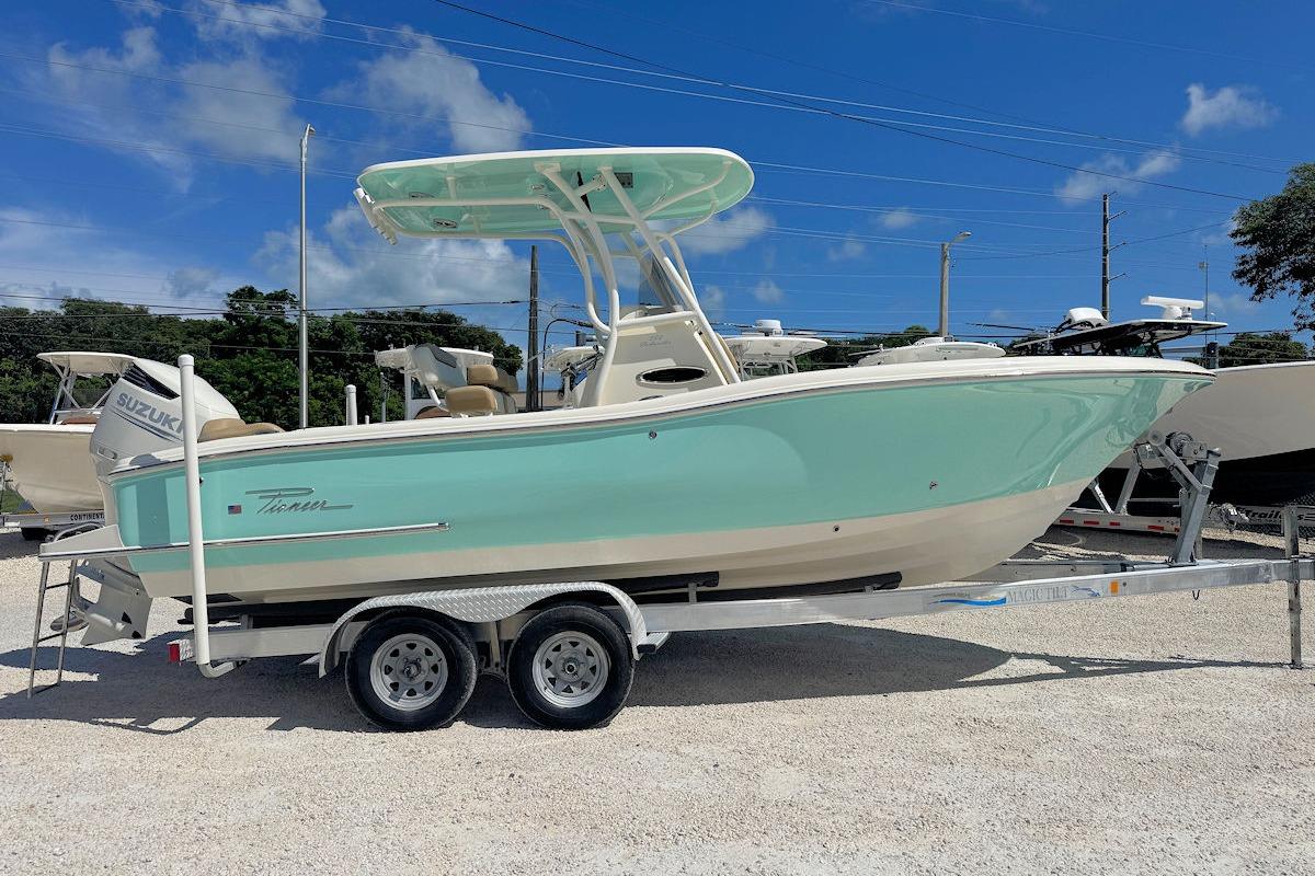 2017 Pioneer 222 Islander