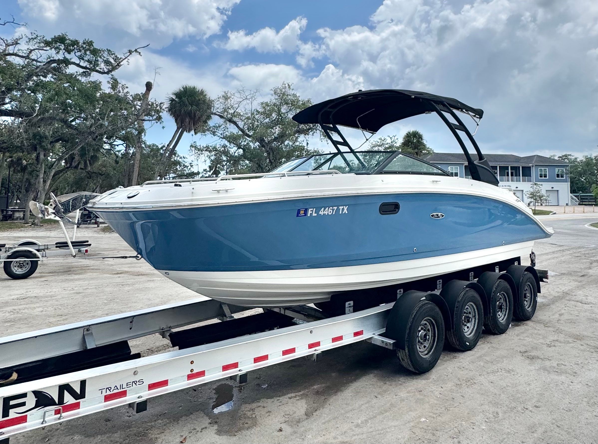 2024 Sea Ray SDX 270 Outboard
