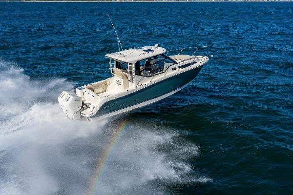 2025 Boston Whaler 325 Conquest