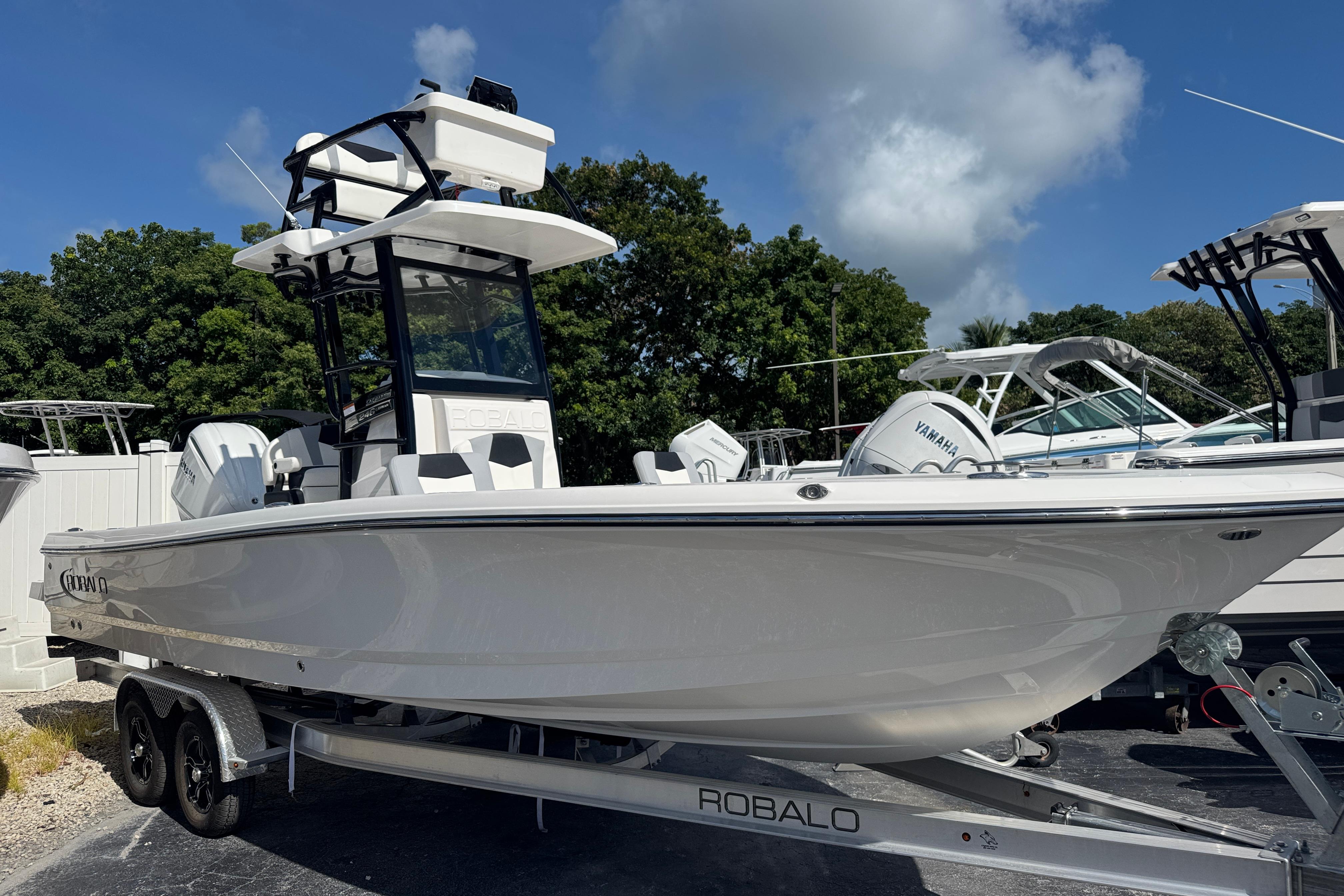 2025 Robalo 246 Cayman SD