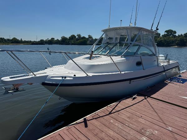 Boston Whaler 275 Conquest 2002 Boston Whaler 275 Conquest boat docked on a sunny day.