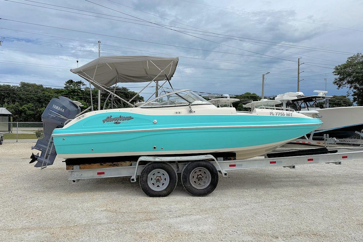 Hurricane SunDeck 217 OB 2005 Hurricane SunDeck 217 OB boat on trailer, turquoise hull, Yamaha outboard motor.