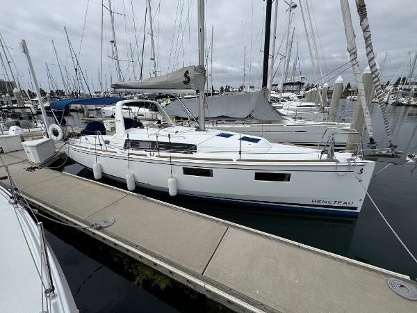 2021 Beneteau Oceanis 35.1