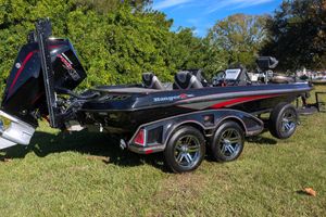Ranger Z520L 2021 Ranger Z520L boat on grass, featuring sleek design and powerful engine.