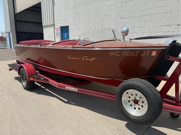 Chris-Craft 17’ Sportsman 1953 Chris-Craft 17’ Sportsman boat on trailer, parked outside a building.