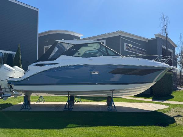 Sea Ray Sundancer 320 Coupe 2025 Sea Ray Sundancer 320 Coupe displayed outdoors on stands.
