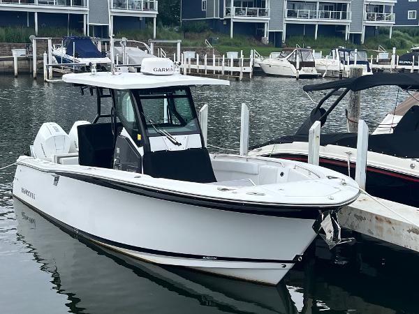 Blackfin 272 CC 2020 Blackfin 272 CC boat docked in marina with other vessels.