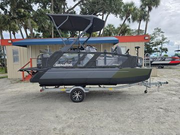2025 Sea-Doo Switch™ Fish 18 - 170 Hp Galvanized
