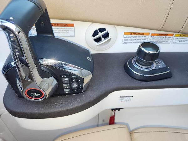2023 Sea Ray 320 DA Sundancer