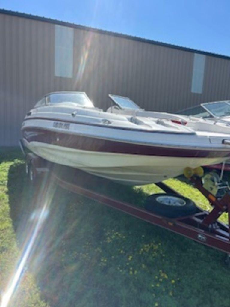 2009 Larson Escape 254 Deck Boat