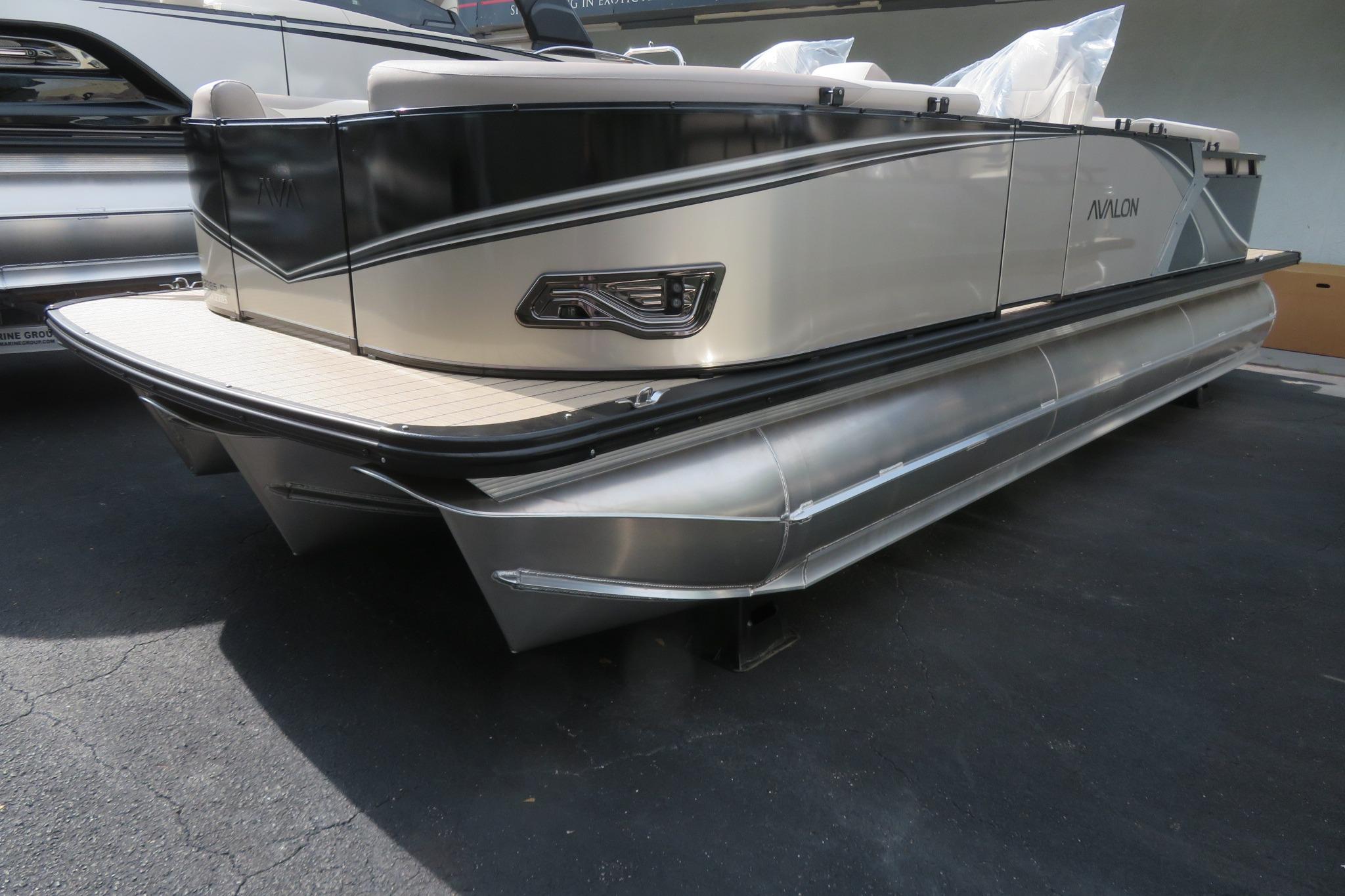Avalon 2385 LSZ Quad Lounger - Luxury Tri toon | Sarasota, FL 2026 Avalon 2385 LSZ Quad Lounger luxury tri-toon boat in Sarasota, FL, rear view.