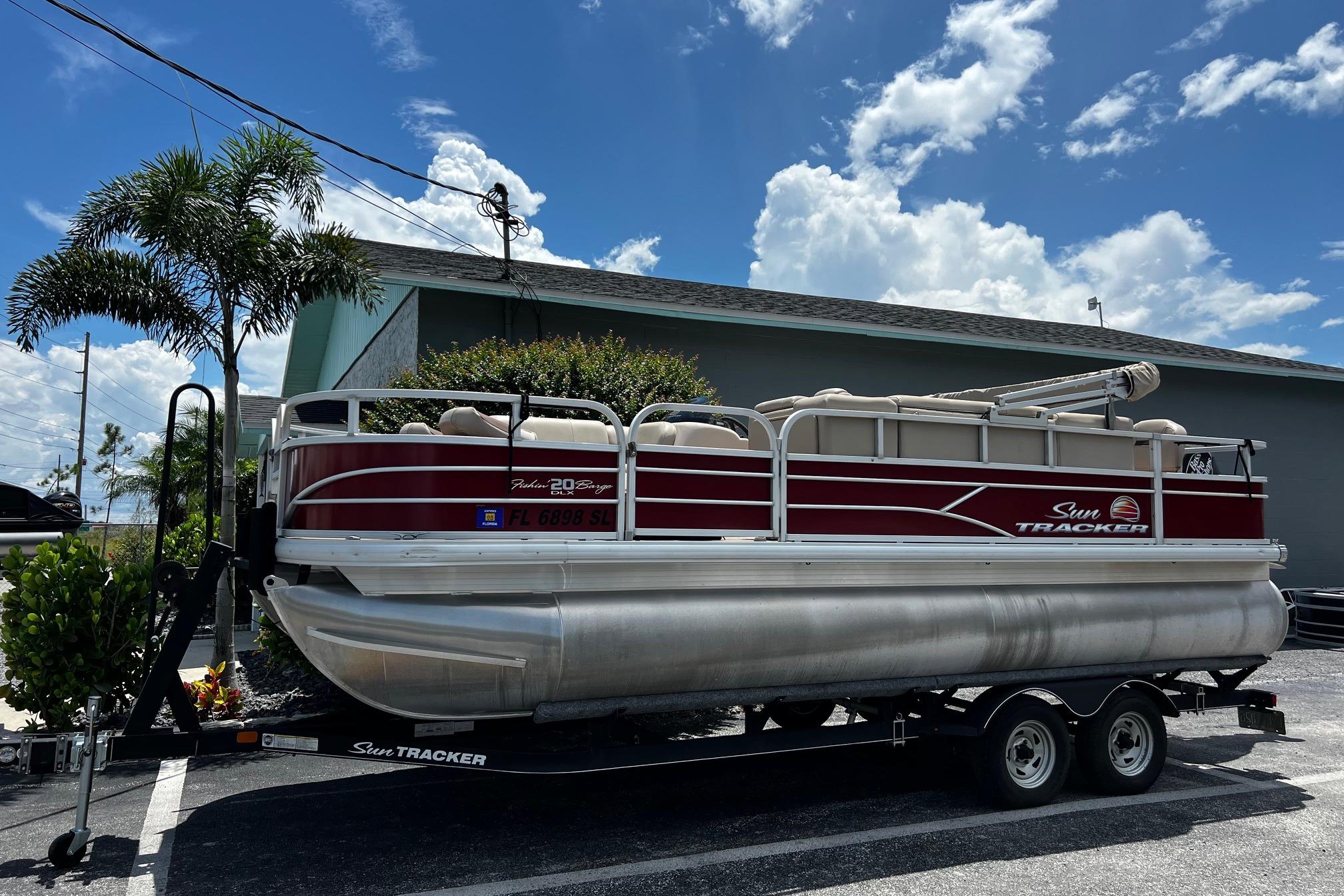 2019 Sun Tracker Fishin' Barge 20 DLX