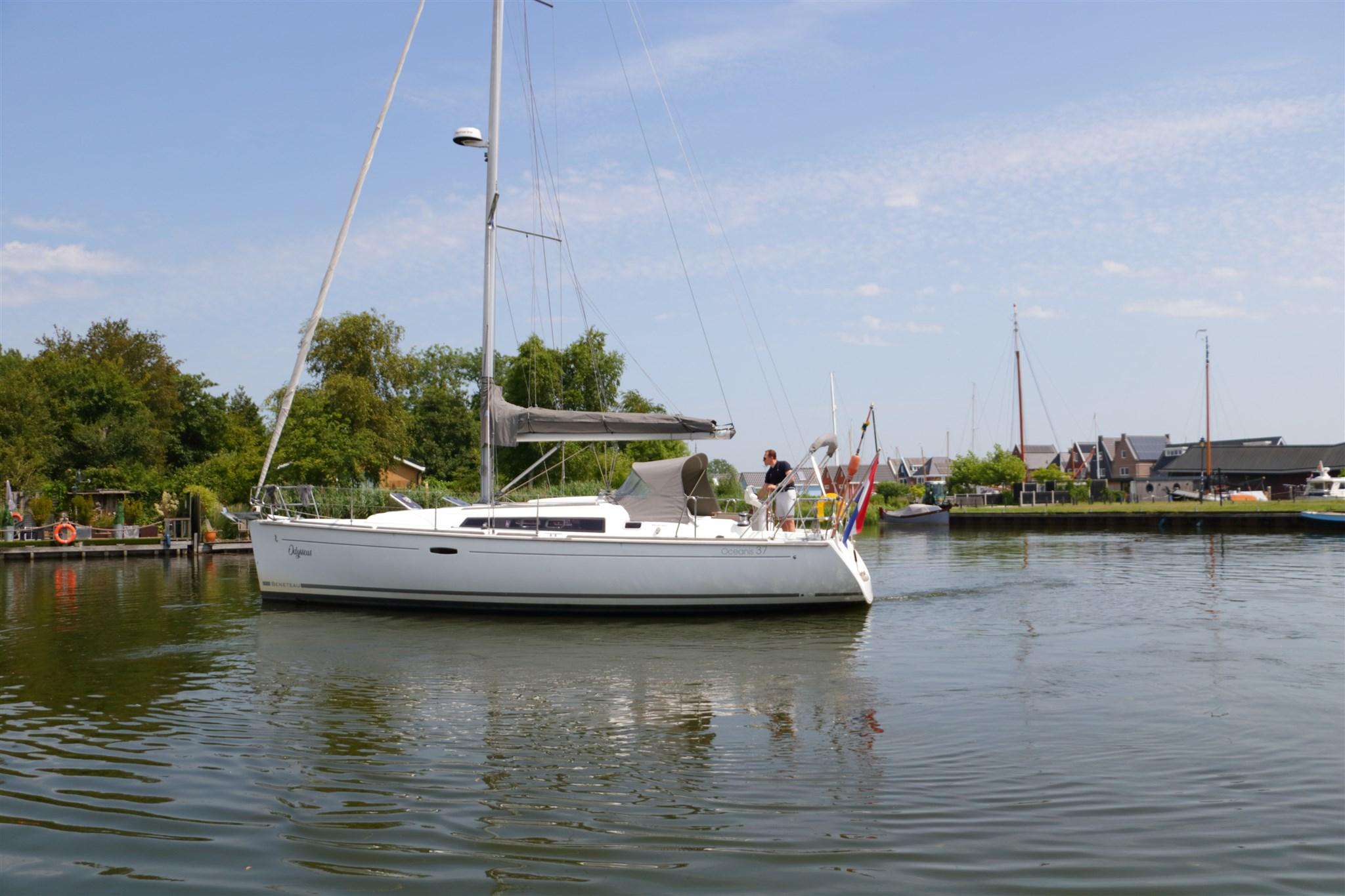 2010 Beneteau Oceanis 37