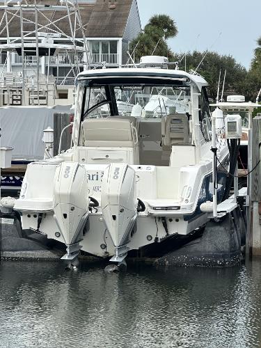 2021 Boston Whaler 325 Conquest