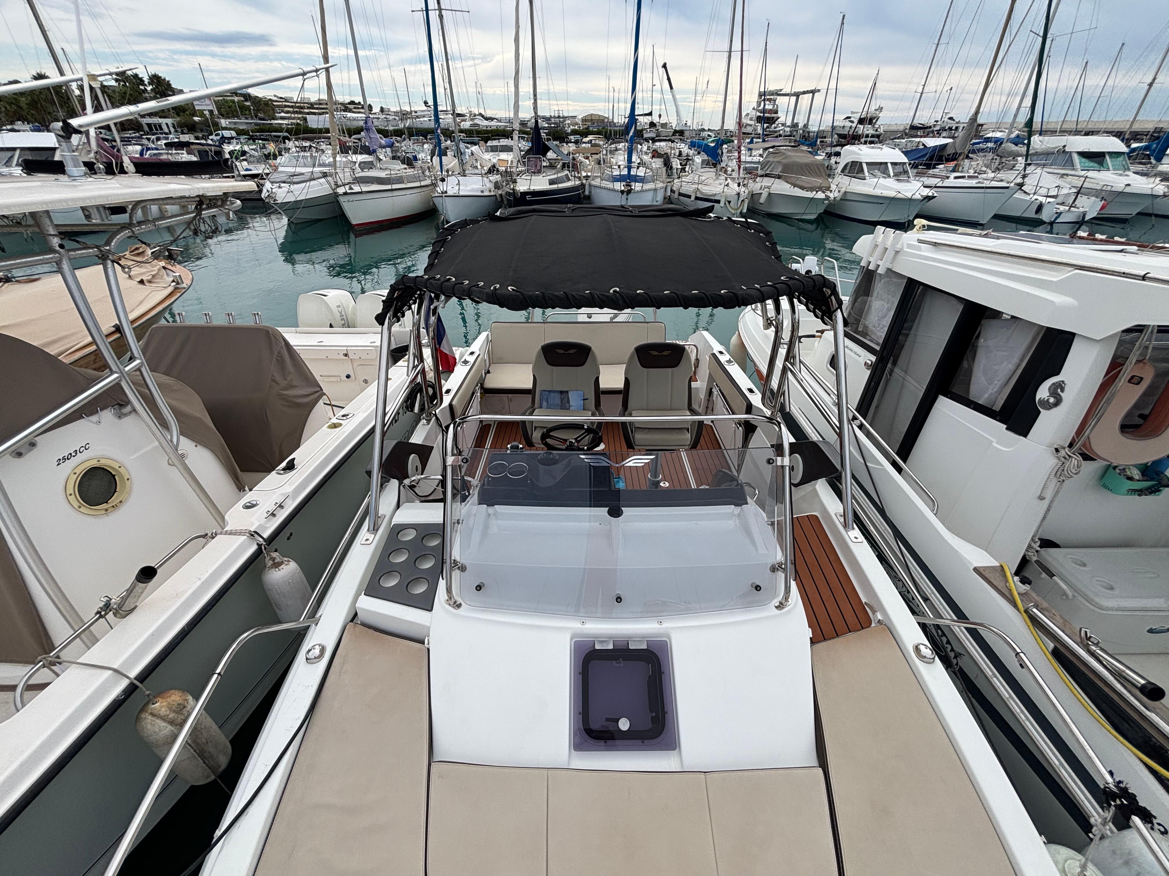 Beneteau Flyer 7.7 Sundeck 2017 Beneteau Flyer 7.7 Sundeck in marina, surrounded by sailboats.