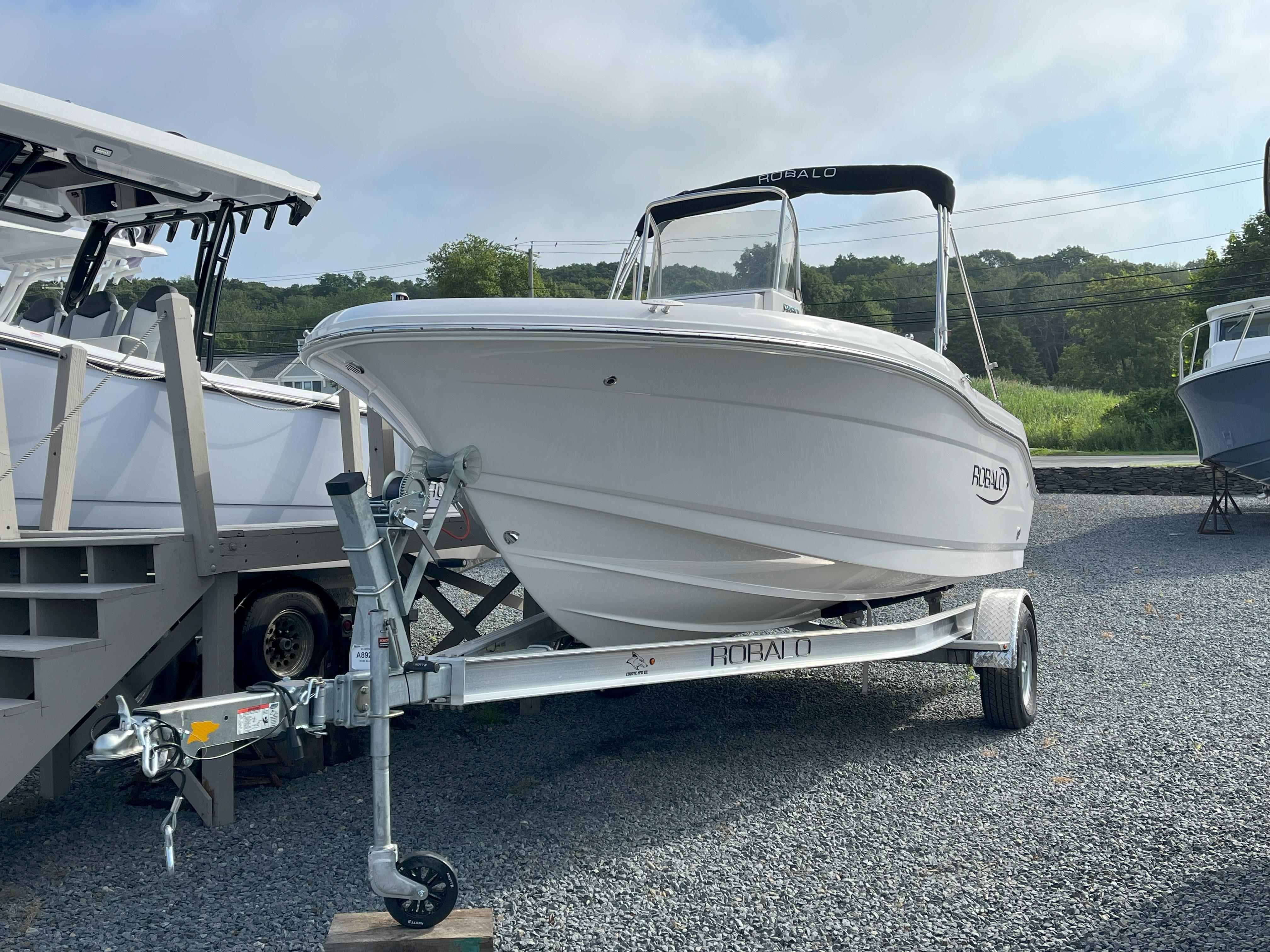 2025 Robalo R180 Center Console