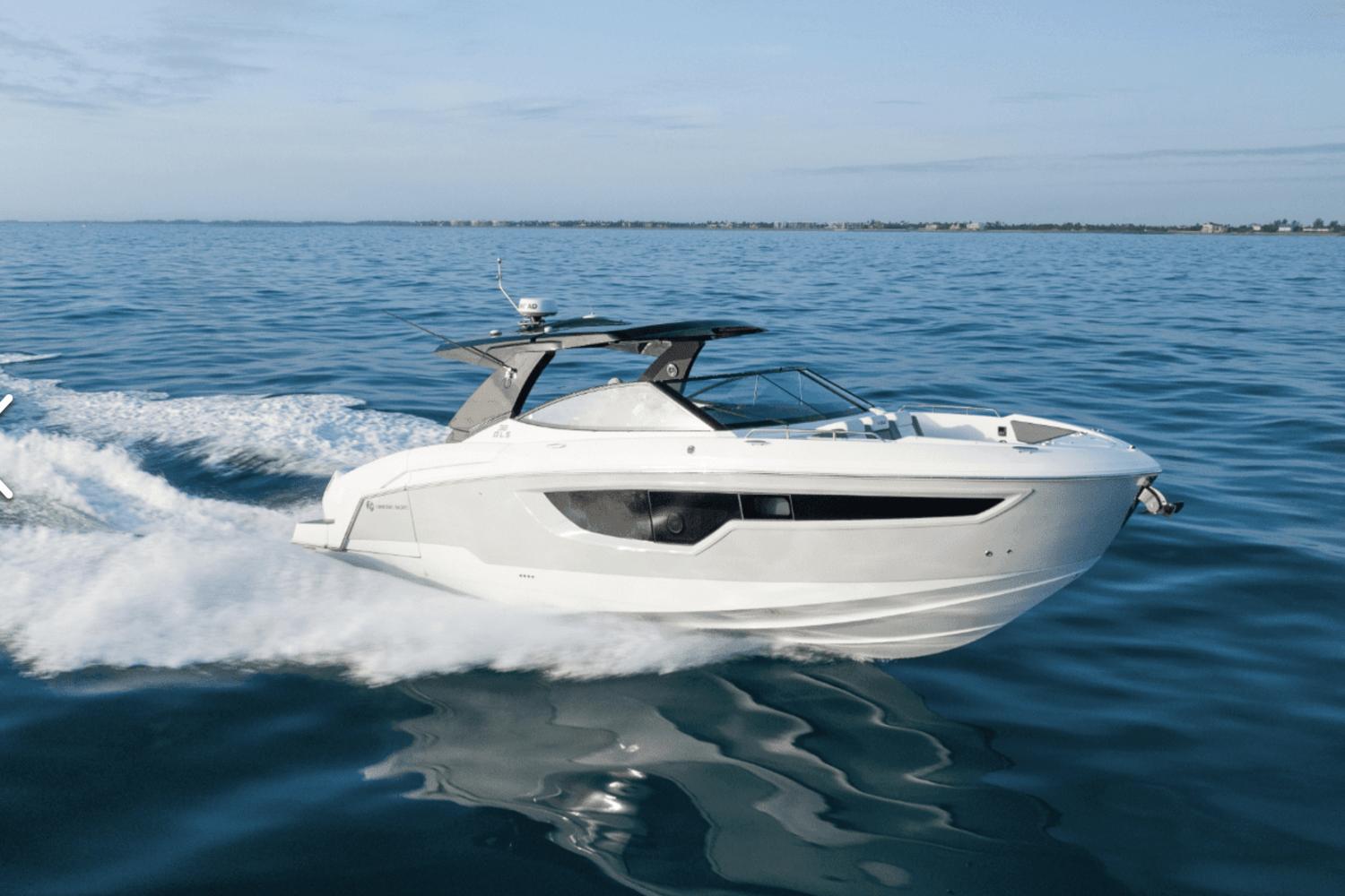2026 Cruisers Yachts 38 GLS Outboard