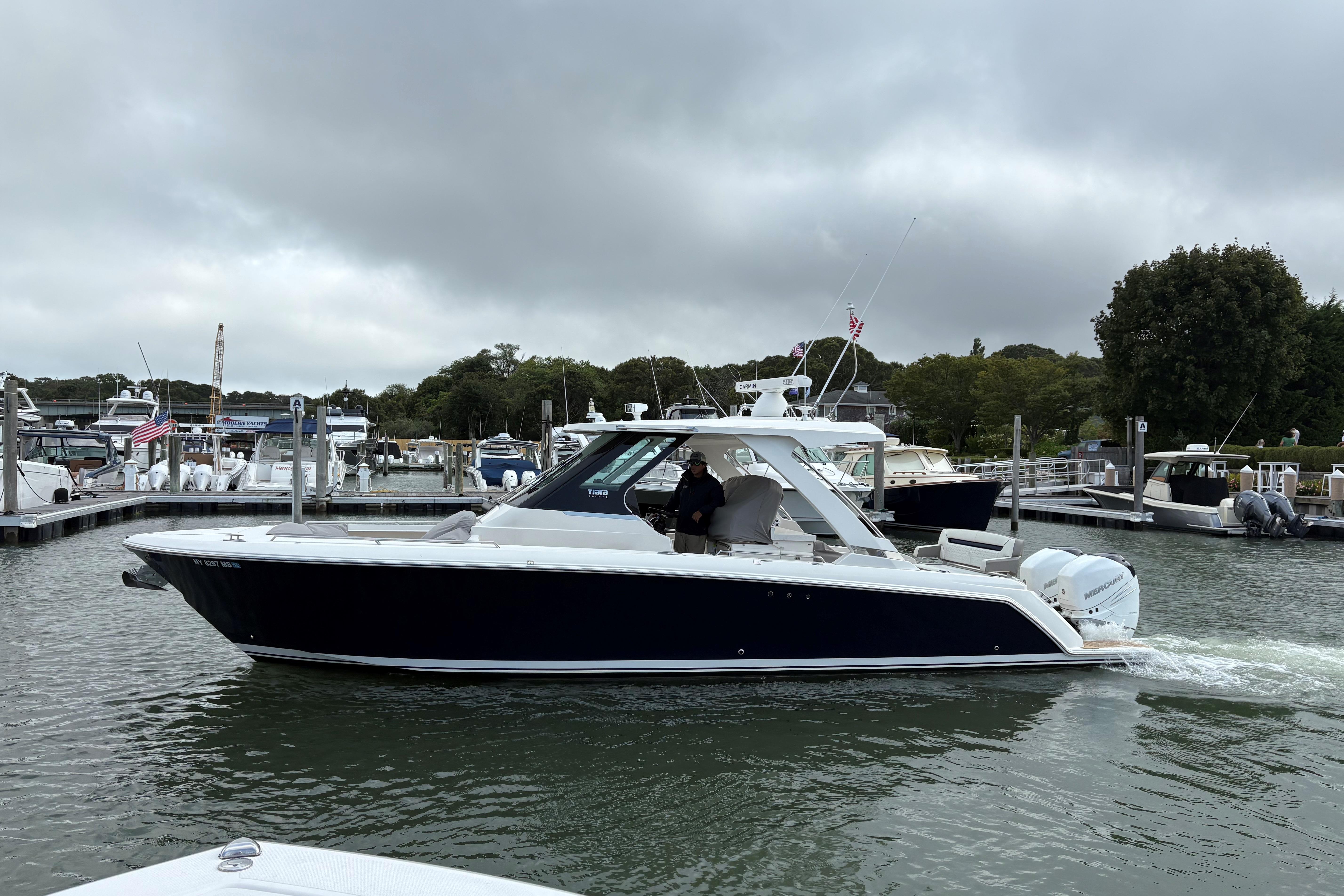 Tiara Yachts 34 LS 2022 Tiara Yachts 34 LS in marina, overcast sky, sleek design, luxury motorboat.