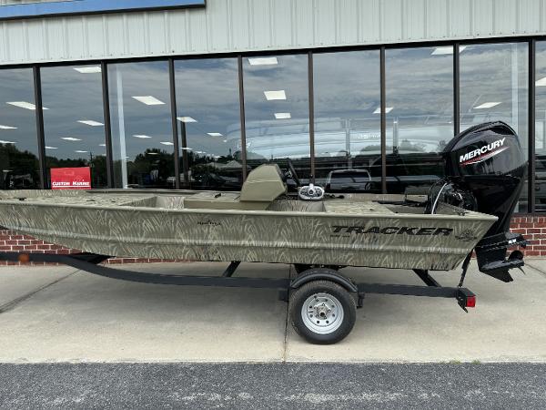 Tracker Grizzly 1648 SC 2024 Tracker Grizzly 1648 SC boat with Mercury outboard motor.