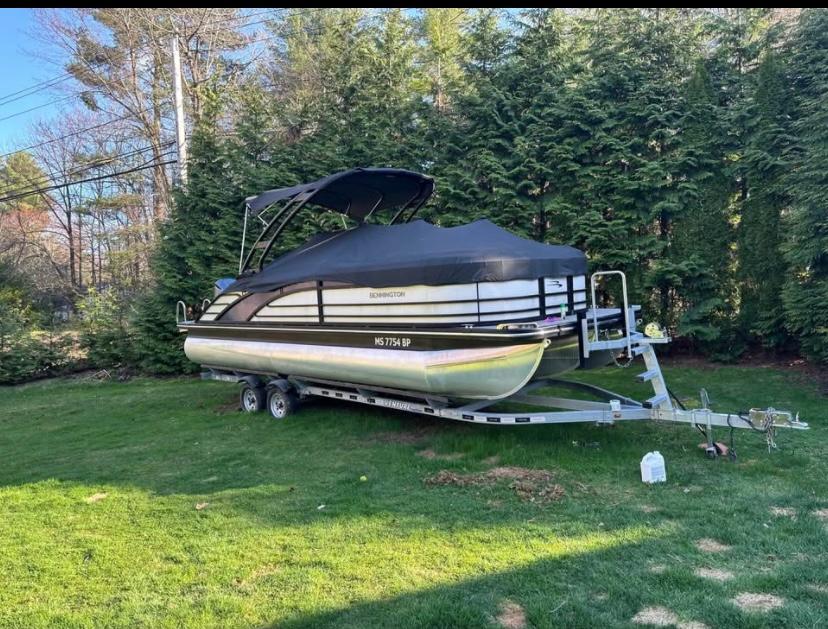 Bennington R 23 Club Floor 2021 Bennington R 23 Club Floor pontoon boat on trailer, parked on grass.
