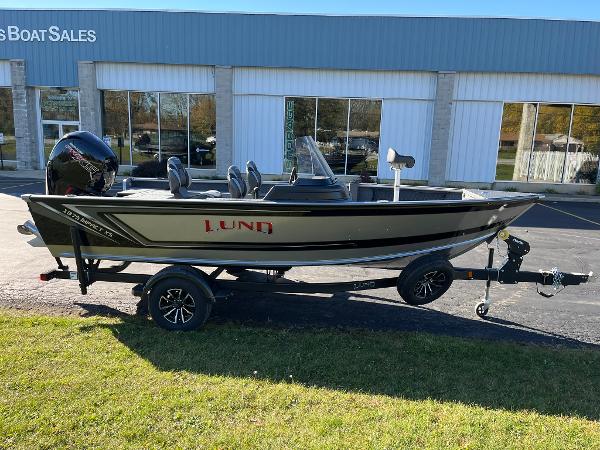 Lund 1875 Impact XS SS 2025 Lund 1875 Impact XS SS boat on trailer outside dealership.