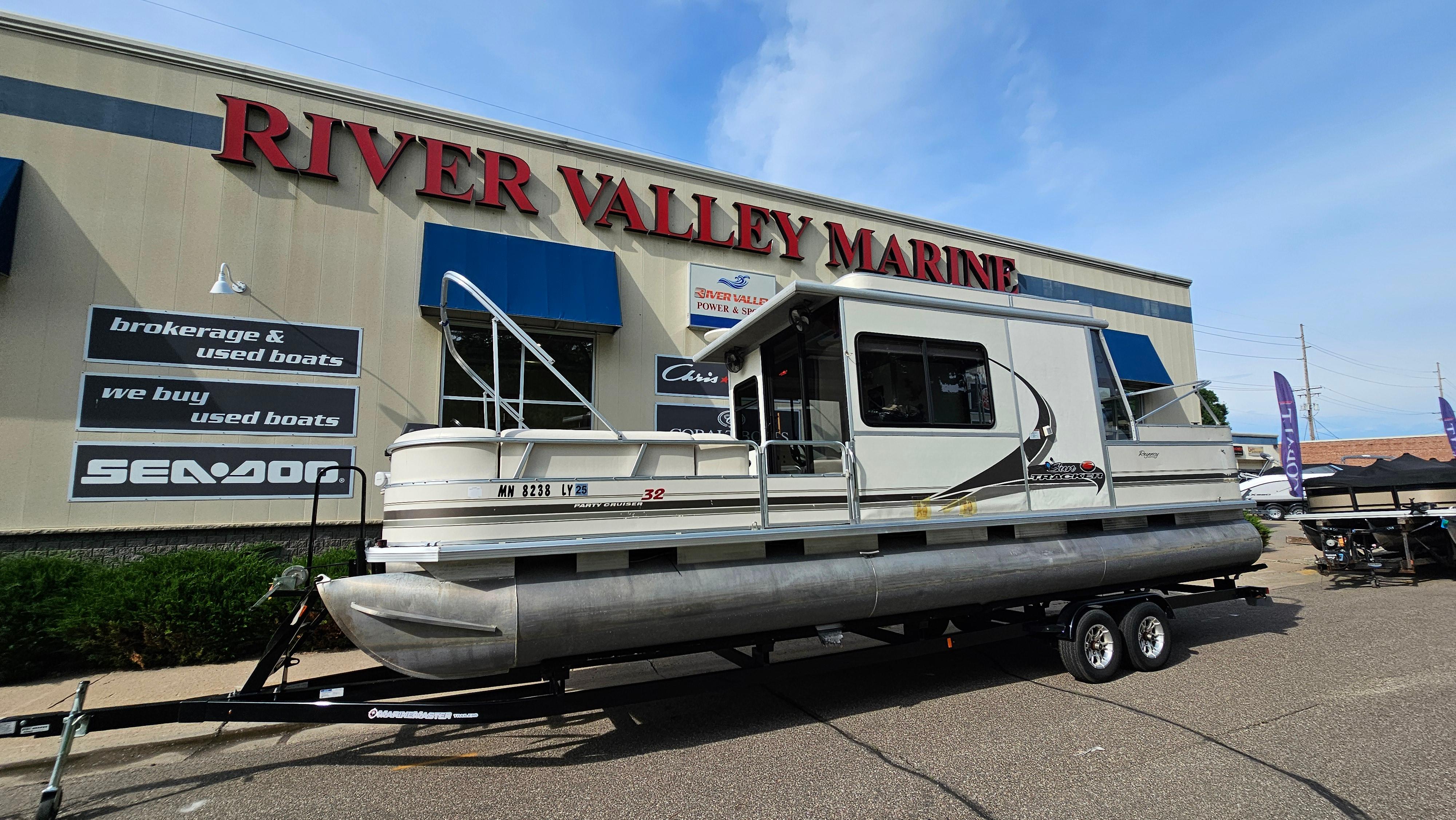 2004 Sun Tracker PARTY CRUISER 32 Regency Edition