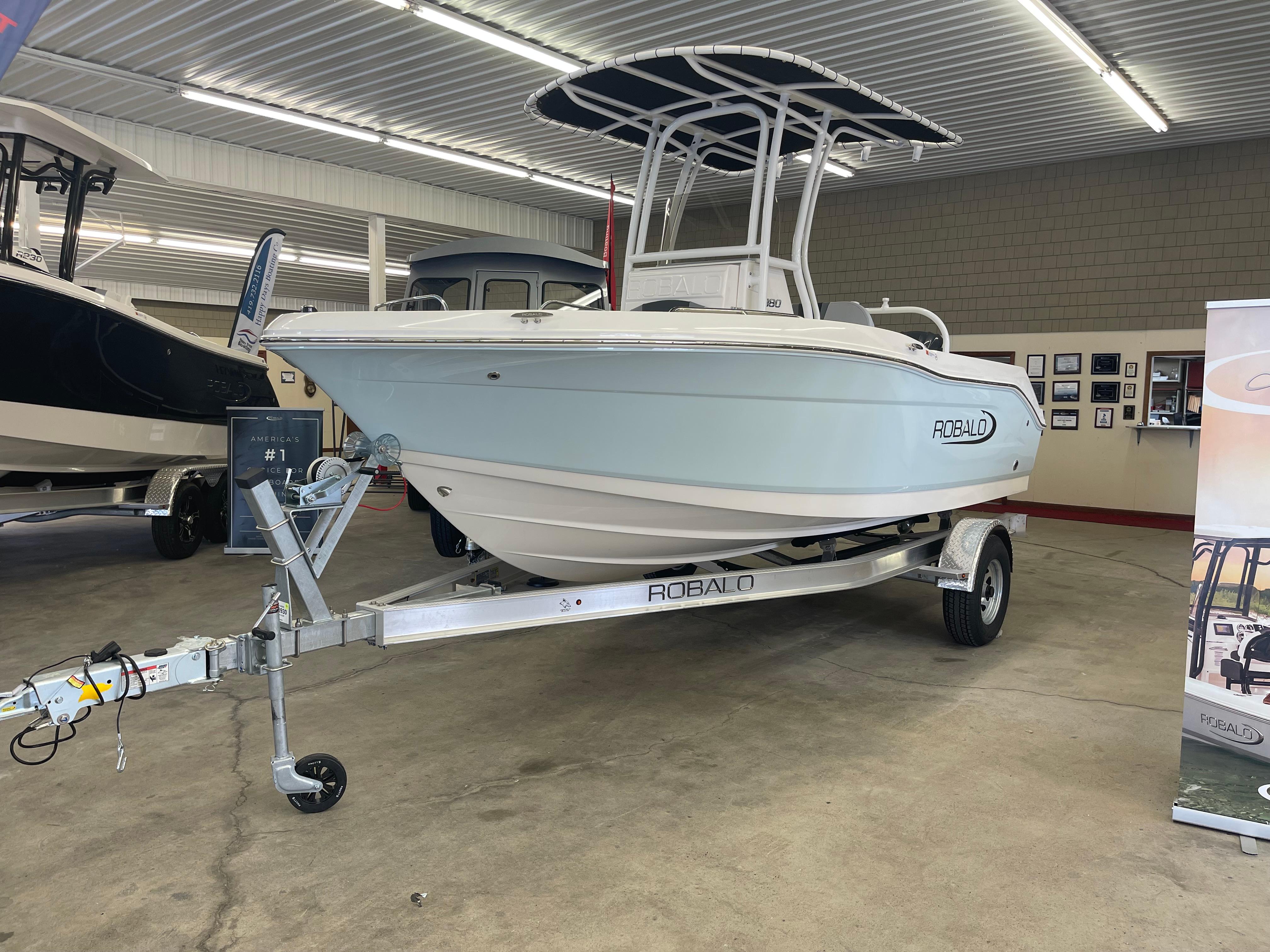 2025 Robalo R180 Center Console