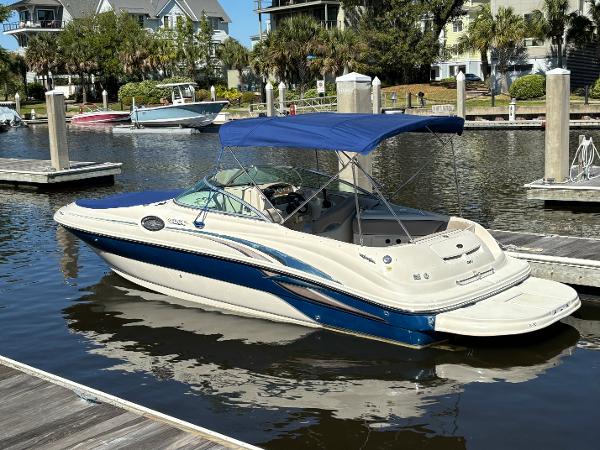 Sea Ray 240 Sundeck Dockside