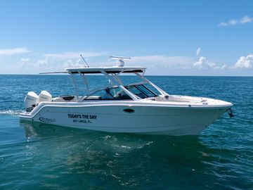 2022 Robalo R317 Dual Console