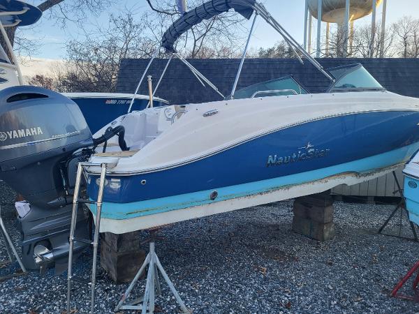 2020 NauticStar 223DC Sport Deck