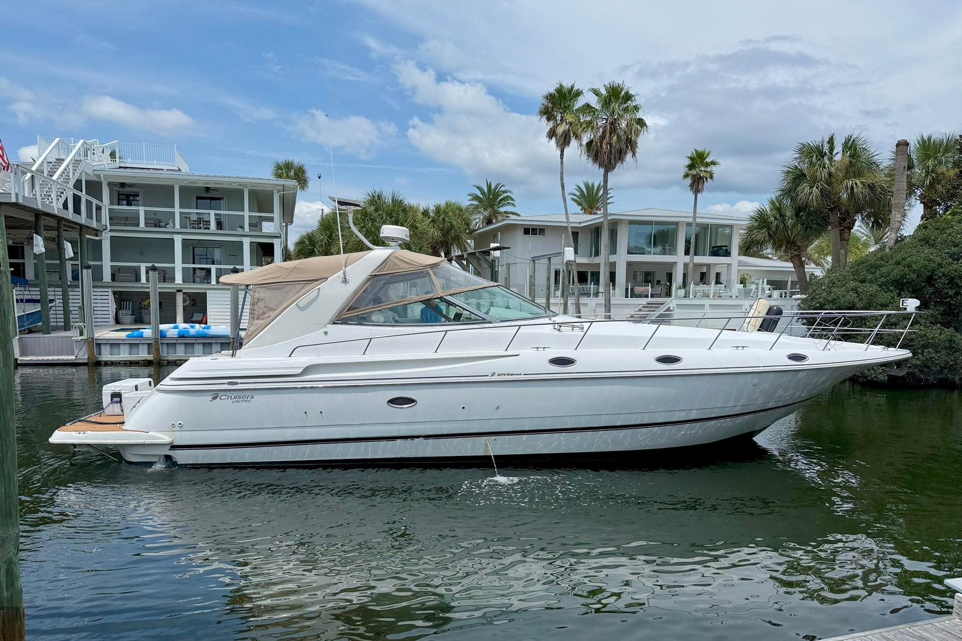 2001 Cruisers Yachts 4270 Express