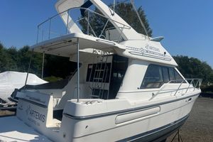 Bayliner 3388 Command Bridge Motoryacht 2000 Bayliner 3388 Command Bridge Motoryacht docked outdoors, featuring sleek design and spacious deck.