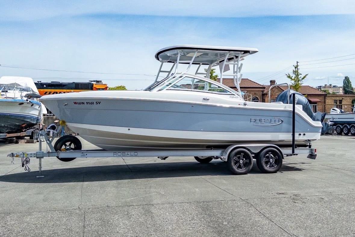 2021 Robalo R247 Dual Console