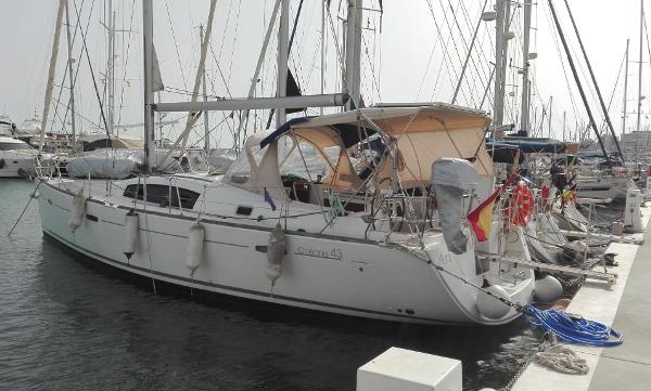 Beneteau Oceanis 43 2007 Beneteau Oceanis 43 yacht docked at marina, side view.