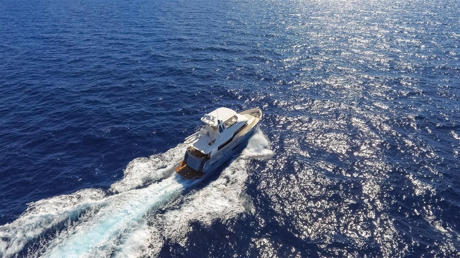 Outer Reef Trident Boat image