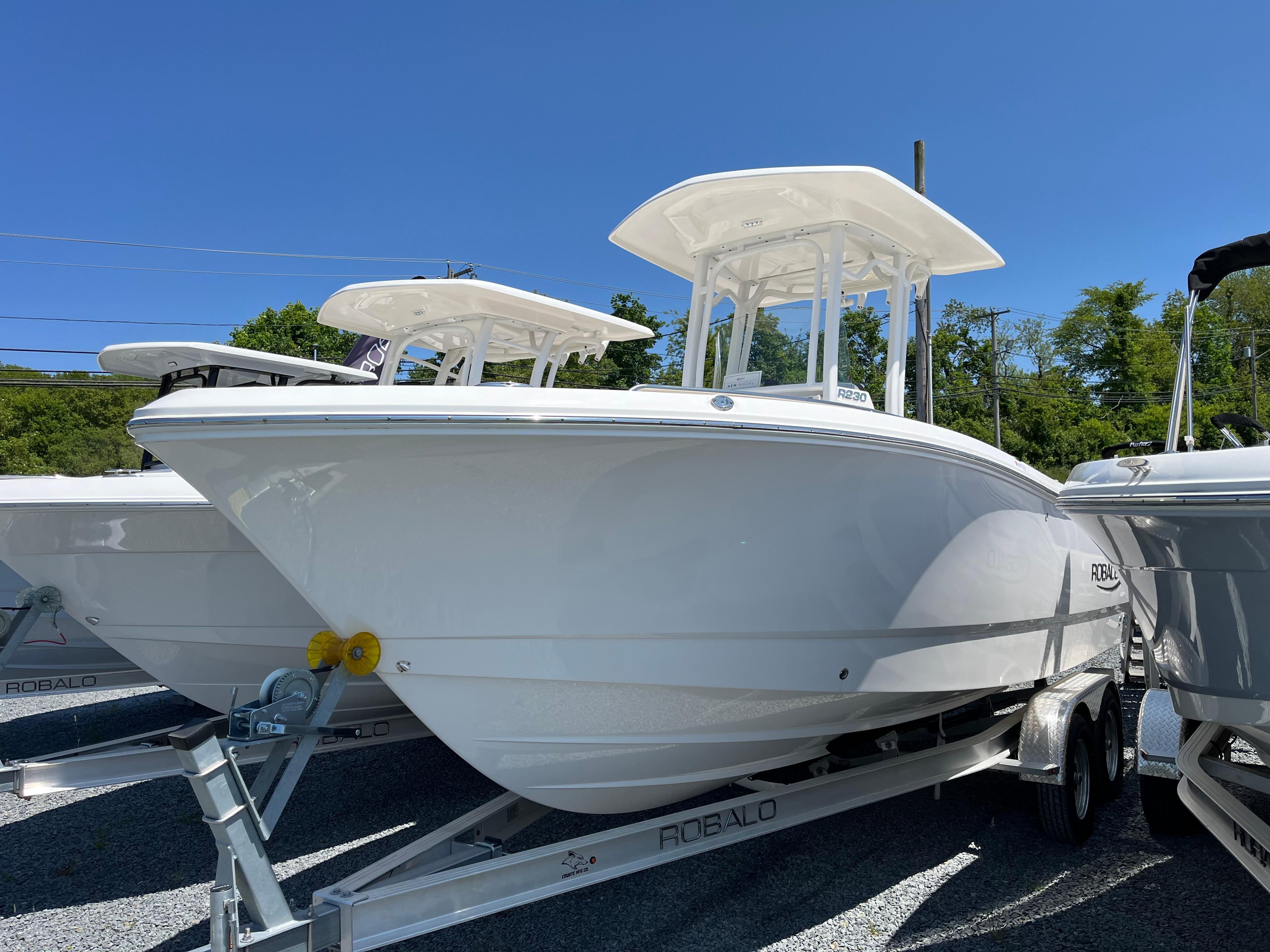 2024 Robalo R230 Center Console