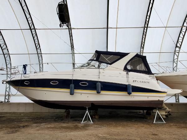 Larson Cabrio 330 2007 Larson Cabrio 330 boat in storage, covered and elevated on stands.
