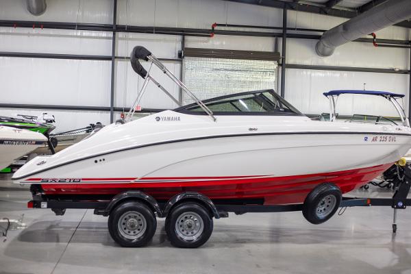 Yamaha Boats SX210 2021 Yamaha Boats SX210 on trailer in indoor showroom.
