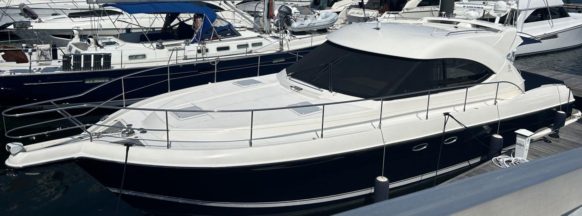 2010 Riviera 4700 Sport Yacht