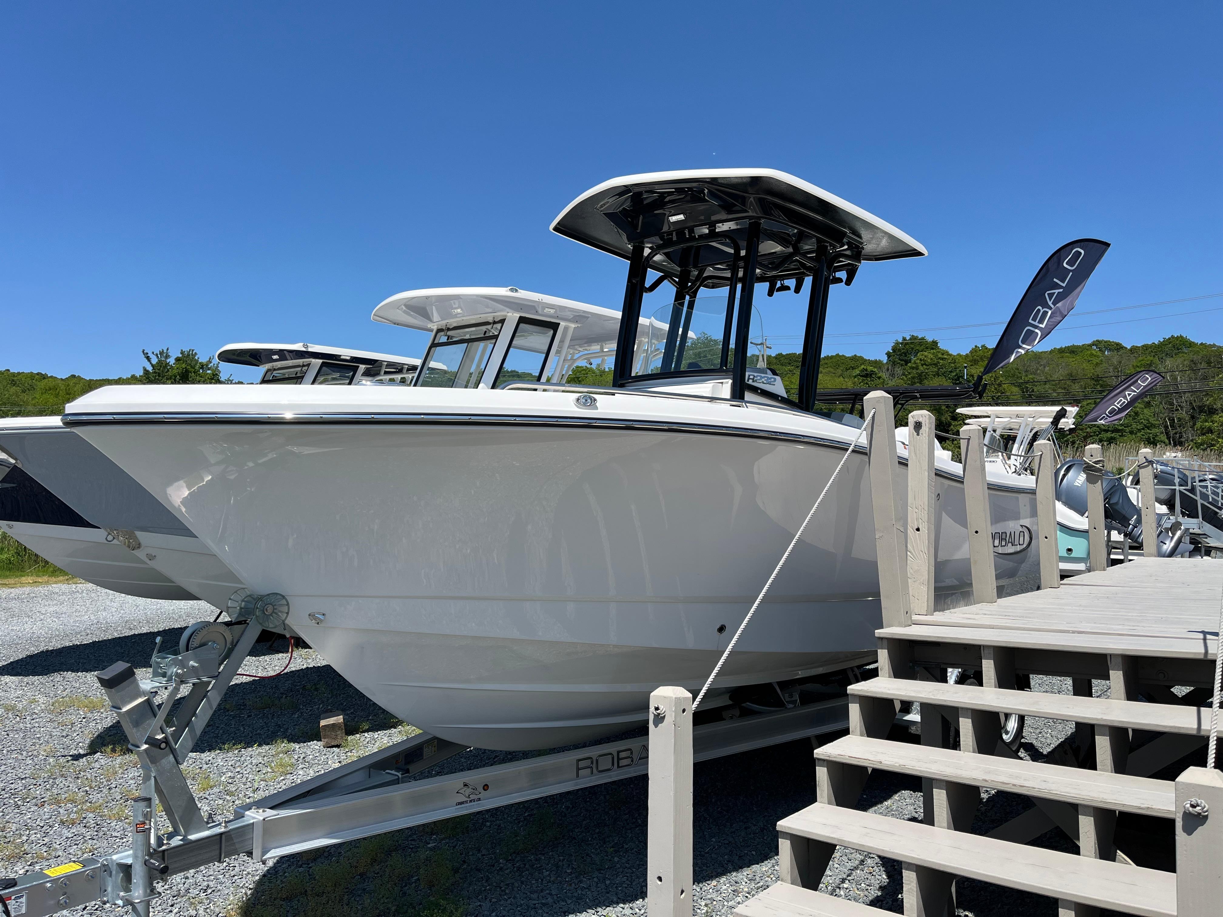 Robalo R232 Explorer 2025 Robalo R232 Explorer boat on display under clear blue sky.