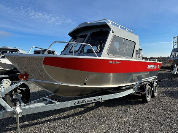 Hewescraft 210 Sea Runner HT w/ET 2024 Hewescraft 210 Sea Runner HT w/ET on trailer, side view.