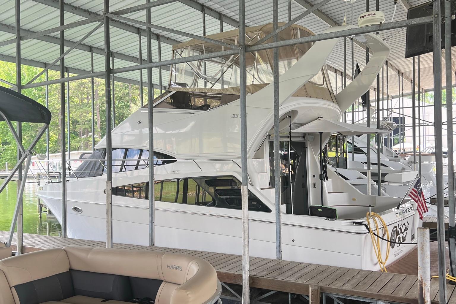 Carver 33 Super Sport 2005 Carver 33 Super Sport yacht docked in a covered marina.